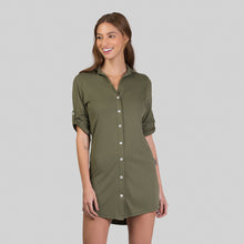 Carica l&#39;immagine nel visualizzatore di Gallery, Model Front: Uv Line Vêtement De Plage Shirtdress Copenhagen Verde Militar Upf50+

