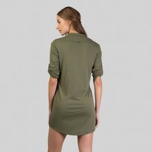 Carica l&#39;immagine nel visualizzatore di Gallery, Model Back: Uv Line Vêtement De Plage Shirtdress Copenhagen Verde Militar Upf50+
