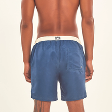 Laden Sie das Bild in den Galerie-Viewer, Model Back: Uv Line Bermuda / Short Pour Homme Shorts Boxer Aco Off White Upf50+
