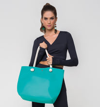 Laden Sie das Bild in den Galerie-Viewer, Model Front: Uv Line Sac De Plage Silicone Bag Turquesa
