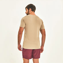 Laden Sie das Bild in den Galerie-Viewer, Model Back: Uv Line Fitness Haut T-Shirt Sport Fit Areia Upf50+
