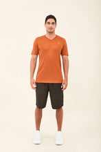 Charger l&#39;image dans la galerie, Model Front: Uv Line T-Shirt Pour Homme T-Shirt Sport Fit Caramelo Upf50+

