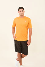 Laden Sie das Bild in den Galerie-Viewer, Model Front: Uv Line T-Shirt Pour Homme T-Shirt Uvpro Laranja Upf50+
