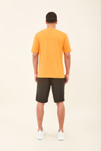 Laden Sie das Bild in den Galerie-Viewer, Model Back: Uv Line T-Shirt Pour Homme T-Shirt Uvpro Laranja Upf50+
