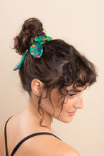 Laden Sie das Bild in den Galerie-Viewer, Wilds Scrunchie
