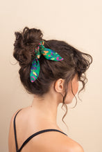 Laden Sie das Bild in den Galerie-Viewer, Wilds Scrunchie
