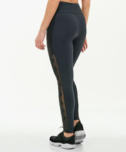 Laden Sie das Bild in den Galerie-Viewer, Hyper Bordado Lateral Preto Leggings
