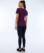 Laden Sie das Bild in den Galerie-Viewer, Von Roxo inspiriertes Skin-Fit-T-Shirt
