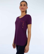 Laden Sie das Bild in den Galerie-Viewer, Von Roxo inspiriertes Skin-Fit-T-Shirt
