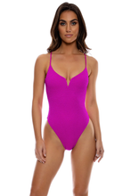 Laden Sie das Bild in den Galerie-Viewer, V-Splice Capri Fuchsia
